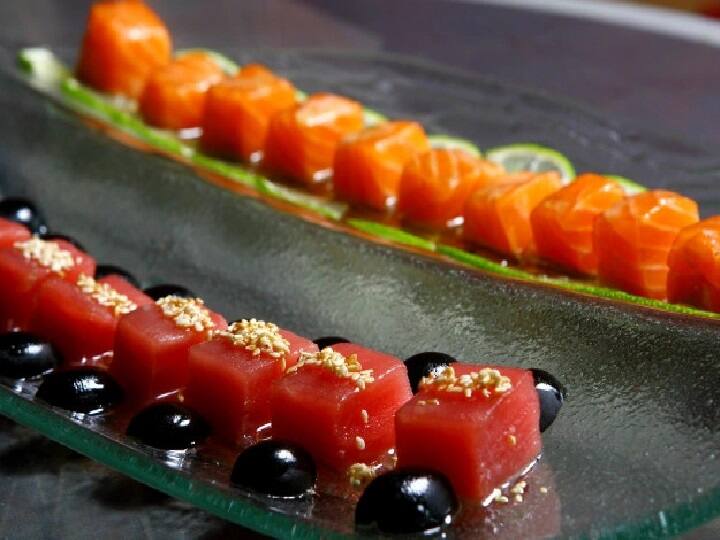 फिश कबाब-फिश कबाब एक बहुत ही बेहतरीन रेसिपी है जिसे आप अपने न्यू ईयर के मेन्यू में शामिल कर सकते हैं. इसके साथ पेस्तो सॉस भी सर्व किया जाता है जिससे इसका स्वाद कई गुना बढ़ जाता है. (PC: Freepik)