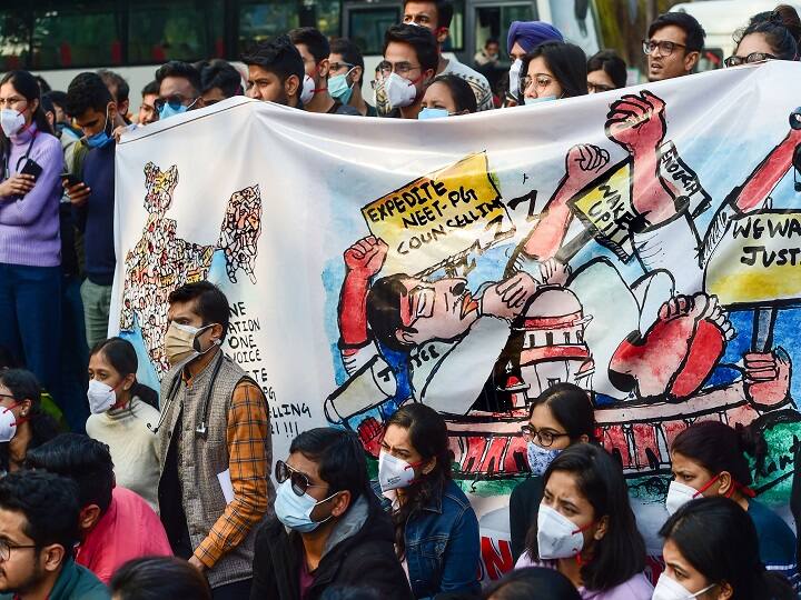 delhi resident doctors angry action of police warning to stop health services amid omicron corona fear Delhi Doctors Protest: दिल्ली पुलिस के एक्शन से नाराज रेजिडेंट डॉक्टर, आज से स्वास्थ्य सेवाएं पूरी तरह बंद करने की धमकी