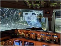 Trending News: हवा में हजारों फीट की ऊंचाई पर आइस ब्लॉक के कारण टूटी प्लेन की विंडशिल्ड, पायलट ने बचाई 200 की जान