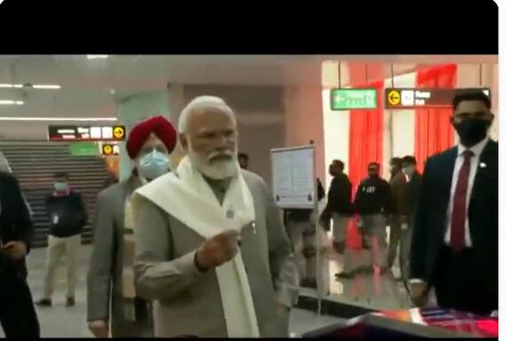 PM Modi Kanpur Visit: टिकट खरीदकर PM Modi ने की कानपुर मेट्रो की सवारी, तस्वीरें देखकर आपको यकीन नहीं होगा