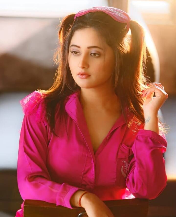 भाबी जी घर पर हैं में ‘अंगूरी भाभी’ के किरदार के लिए रश्मि देसाई (Rashami Desai) मेकर्स की पहली पसंद थीं. मीडिया रिपोर्ट्स की मानें तो शो में उनके अपोजिट रोहिताश्व गौड़ को उनका पार्टनर नज़र आना था और रश्मि को डर था कि उनके और रोहिताश्व के बीच एक बड़ा एज डिफ़रेंस दिखाई देखा. इस कारण एक्ट्रेस ने यह रोल ठुकरा दिया था.