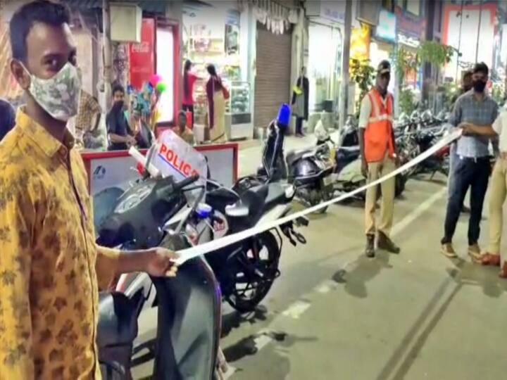 East Godavari 25 Challans pending on two wheeler in kakinada Traffic Challans: చాంతాడంత చలానా లిస్టు చూసి అవాక్కైన పోలీసులు... బైక్ పై 25 చలానాలు పెండింగ్