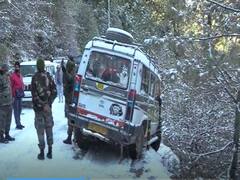 Snowfall in Auli: औली में जमकर बर्फबारी के बाद बढ़ी परेशानी, सड़क से फिसल रही हैं गाड़ियां