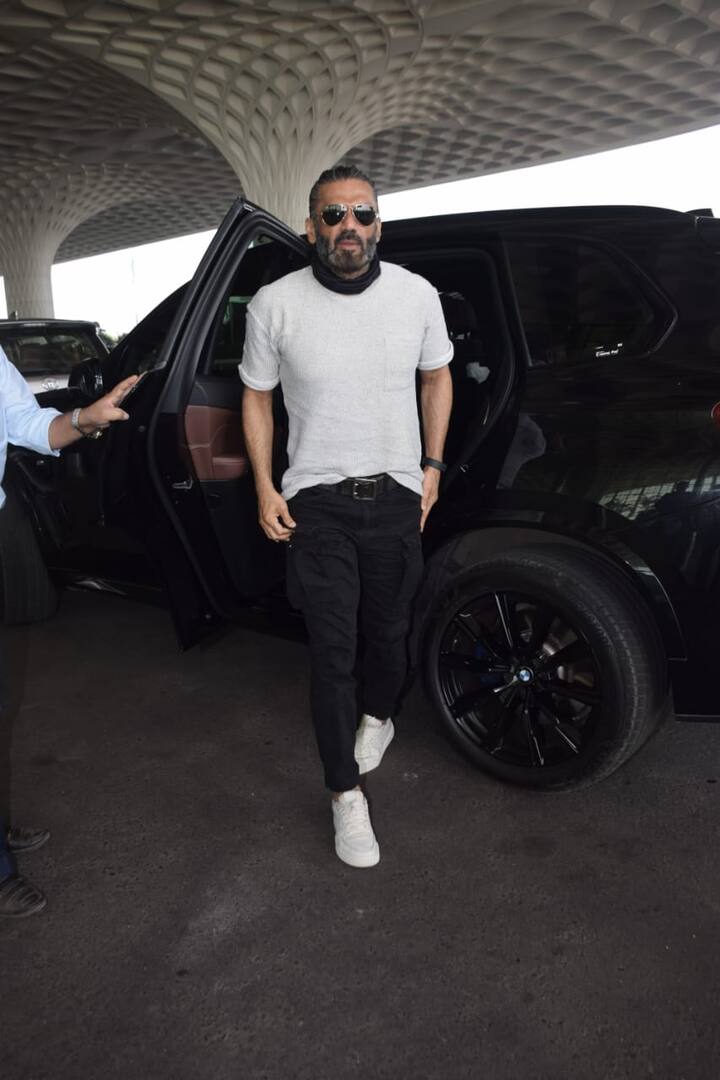 Sunil Shetty: सुनील शेट्टी को भी पत्नी के साथ एयरपोर्ट पर स्पॉट किया गया. जिससे अनुमान लगाया जा रहा है कि वो भी इस बार मुंबई से बाहर ही नए साल का स्वागत करेंगे.