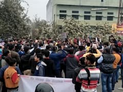 Etah News: कारोबारी संदीप गुप्ता की हत्या पर फूटा व्यापारियों का आक्रोश, सड़क जाम कर जमकर की नारेबाजी