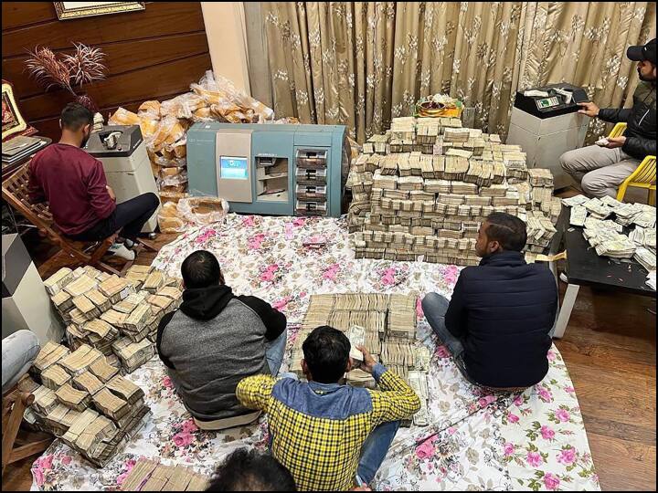 गौरतलब है कि आयकर और केंद्रीय अप्रत्यक्ष कर और सीमा शुल्क बोर्ड द्वारा गत दिनों की गई छापेमारी में कानपुर में इत्र व्यापारी पीयूष जैन के घर से लगभग 194 करोड़ रुपये नकद, 25 किलो सोना और 250 किलो चांदी उसके घर और कारखाने से बरामद किया गया था. इस मामले को लेकर बीजेपी और सपा एक दूसरे पर वार पलटवार कर रही है.