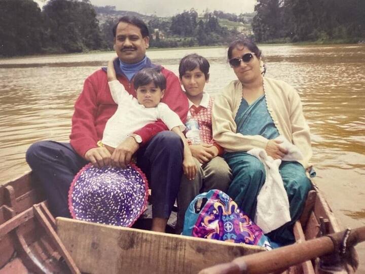 ओम बिड़ला लोकसभा स्पीकर हैं. उनकी पत्नी का नाम अमिता बिड़ला है. अमिता और ओम बिड़ला की शादी साल 1991 में हुई थी. अमिता पेशे से डॉक्टर हैं. अमिता और ओम बिड़ला की दो बेटियां हैं.