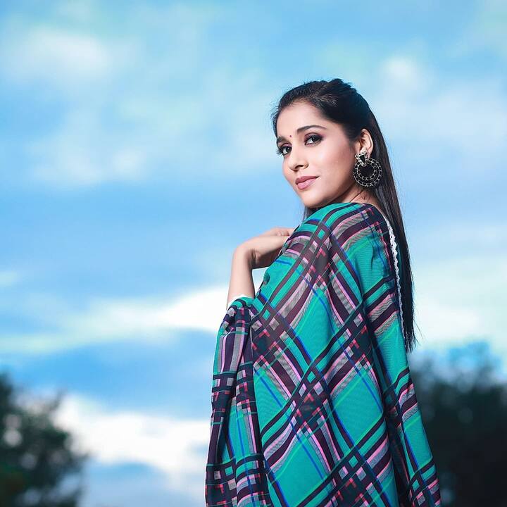 ఆమెను ఇన్ స్టాలో ఫాలో అవుతున్న వారంతా రష్మి ఎక్కడికి వెళ్లిపోయావ్... ఢీలో నిన్న మిస్సవుతున్నాం అంటూ మెసేజులు పెడుతున్నారు. -Image credit: RashmiGautham/Instagram