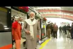 PM Modi Kanpur Visit: ટિકિટ લઈ PM Modi એ કરી કાનપુર મેટ્રોની સવારી, જુઓ તસવીરો