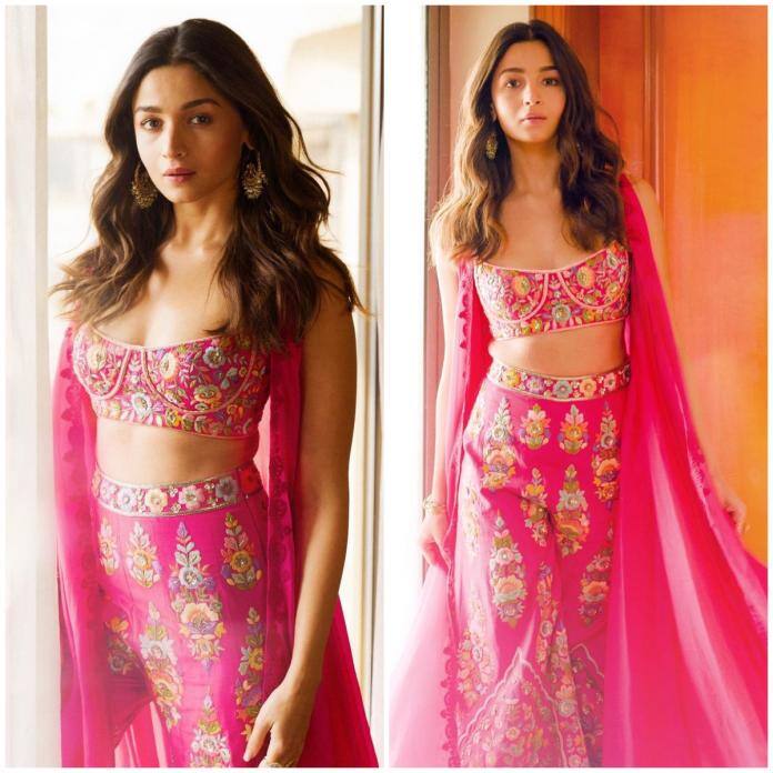 आलिया भट्ट: बात जब लेटेस्ट फैशन की हो तो आलिया (Alia Bhatt) अपने अटायर से सबको हैरान करती हैं. आलिया ने भी इस साल शरारा सूट पहनकर खूब तहलका मचाया. पिंक कलर के इस शरारा के साथ एक्ट्रेस ने कोरसेट वाली ब्रालेट पहनी है साथ में प्लेन दुप्पटा कैरी किया हुआ है.