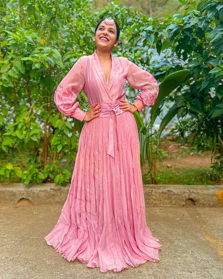 या फोटोमध्ये मितालीचा ट्रेडिशनल लूक नेटकऱ्यांचं लक्ष वेधून घेतोय. (photo:mitalimayekar/ig)