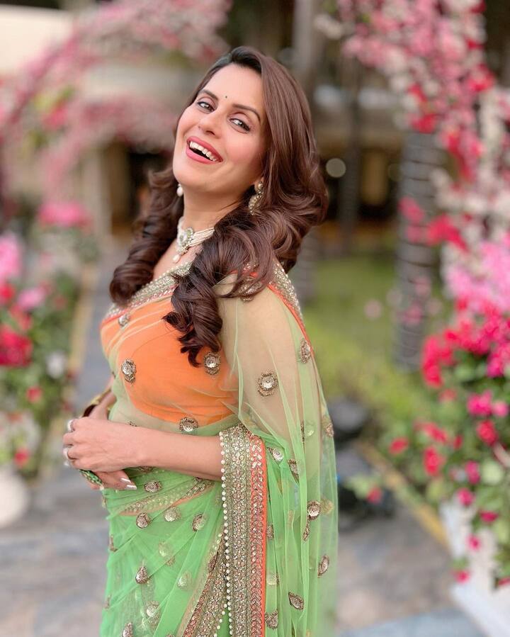 विविध भूमिका साकारत प्रेक्षकांच्या मनावर राज्य करणाऱ्या सोनालीने मालिका, चित्रपट आणि नाटक अशा तिन्ही क्षेत्रात काम केलं आहे. (photo:iamsonalikhare/ig)