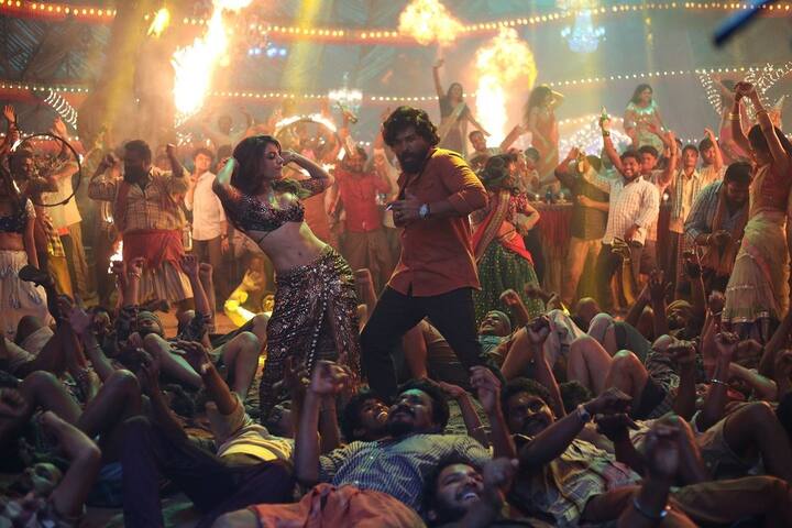 अल्लू अर्जुन (Allu Arjun) की फिल्म पुष्पा (Pushpa) में सामंथा का आइटम सॉन्ग (Samantha Item Song) और उनके डेयरिंग मूव्स धमाल मचा रहे हैं तो वहीं दूसरी ओर अब वो इस सक्सेस का सेलिब्रेश करने के लिए दोस्तों के साथ गोवा में Chill कर रही हैं.