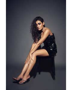 Shalini Pandey Photos: డ్రెస్సా.. ప్లాస్టిక్ కవరా.. నీకైనా క్లారిటీ ఉందా..