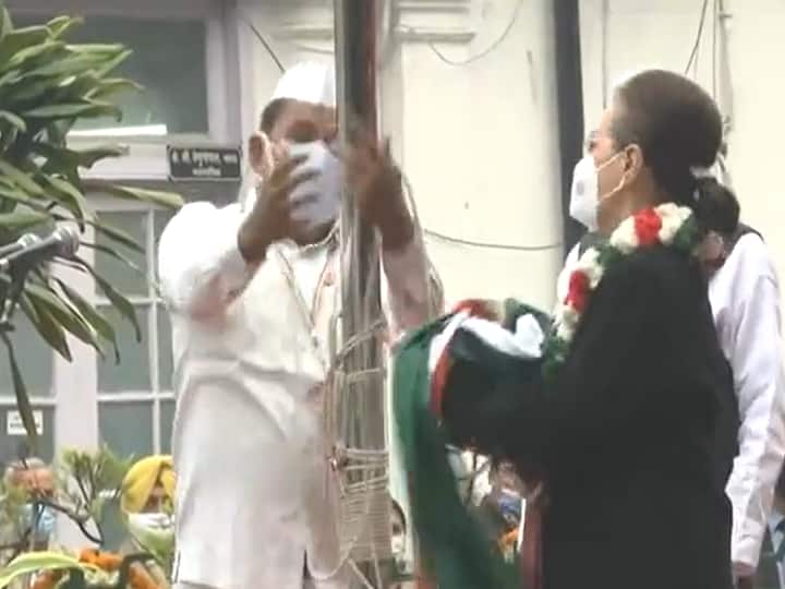 Congress Foundation Day party flag fall on Sonia Gandhi hands as she tries to unfurl Congress Foundation Day: कांग्रेस स्थापना दिवस पर पार्टी का झंडा फहरा रहीं थीं सोनिया गांधी, रस्सी खींचते ही हाथों में गिरा-Video