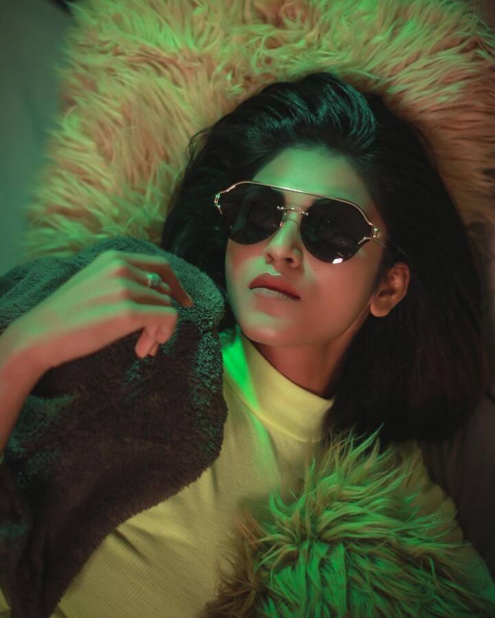 நெற்றி பொட்டில் தீயை வைக்கிறாய் கட்டி போட்டு