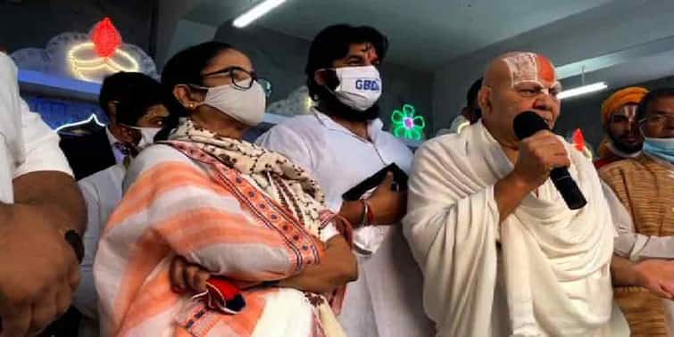 Mamata Banerjee reaches Gangasagar Mela offers prayers at Kapilmuni Ashram Mamata in Gangasagar Mela: কুম্ভমেলা সুয়োরানি, গঙ্গাসাগর দুয়োরানি? কেন্দ্রকে নিশানা মমতার