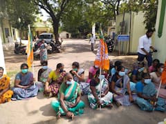 நாகை நகராட்சி அலுவலகம் முன் குப்பைகளை கொட்டி ஆர்ப்பாட்டம் செய்த மக்கள் - ஆதரவாக களத்தில் குதித்த பாஜக