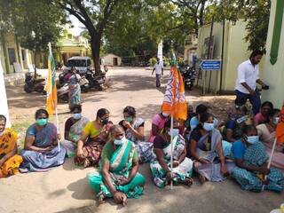 Nagapattinam people Condemned domestic workers at Municipal office நாகை நகராட்சி அலுவலகம் முன் குப்பைகளை கொட்டி ஆர்ப்பாட்டம் செய்த மக்கள் - ஆதரவாக களத்தில் குதித்த பாஜக