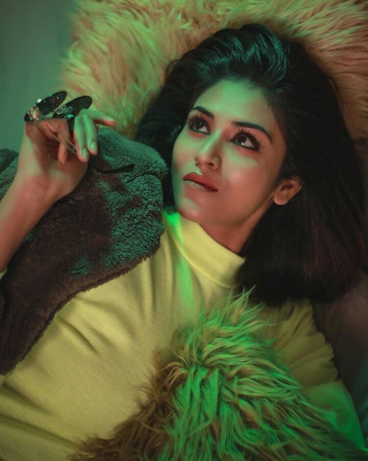 காதல் செய்கிறாய் முதுகில் கட்டெறும்பு போலே ஊர்கிறாய்