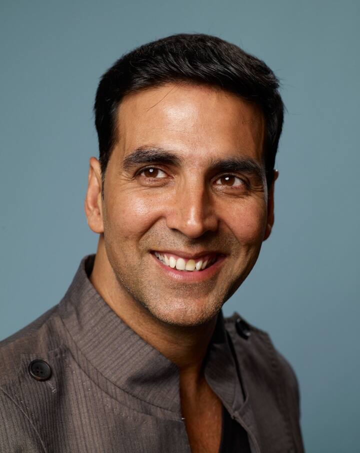 अक्षय कुमार ने एक शेफ और वेटर की तरह बैंकॉक के होटल में काम किया है. अक्षय की पहली सैलरी 1500 रुपए थी. रिपोर्ट्स के अनुसार अब एक्टर एक फिल्म के लिए 120 करोड़ रुपए चार्ज करते हैं.