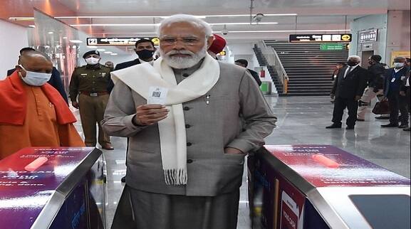 PM Modi buys ticket to ride Kanpur metro after inaugurating the completed section of the project PM Modi : উদ্বোধনের পর টিকিট কিনে কানপুর মেট্রোয় সফর প্রধানমন্ত্রীর