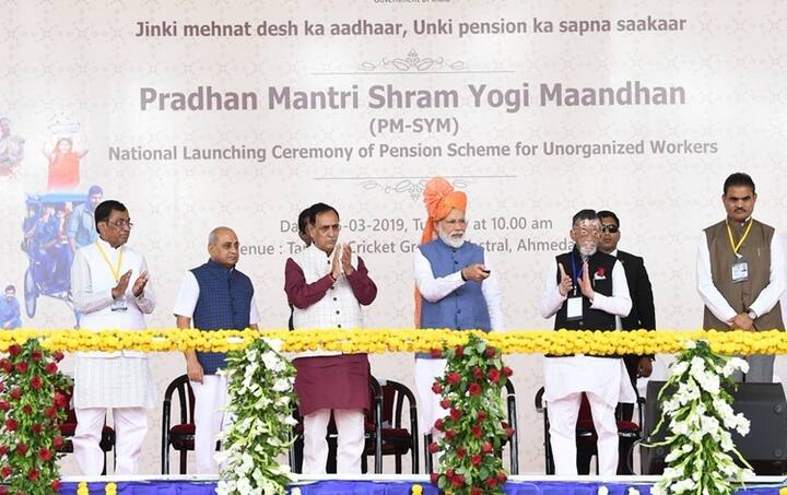 प्रधानमंत्री श्रम योगी मानधन योजना के तहत असंगठित क्षेत्र के मजदूरों को 60 साल के उम्र पूरा करने के बाद 3,000 रुपये का न्यूनत्तम पेंशन का लाभ मिलेगा. अगर लाभार्थी का निधन हो जाता है तो उनके पति या पत्नी को फैमिली पेंशन के तौर पर 50 फीसदी पेंशन का लाभ मिलेगा. फैमिली पेंशन का लाभ केवल पति या पत्नी को ही मिलेगा.