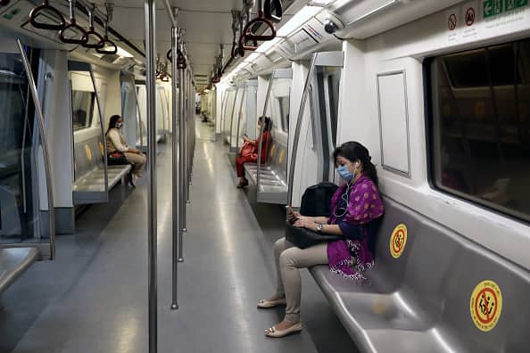 Delhi metro guidelines new year omicron Corona update DMRC travel rules seating capacity Delhi Metro: DMRC Issues New Guidelines For Commuters | Details Here