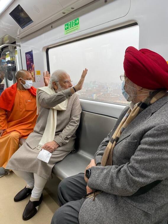 PM Modi Kanpur Visit: टिकट खरीदकर PM Modi ने की कानपुर मेट्रो की सवारी, तस्वीरें देखकर आपको यकीन नहीं होगा
