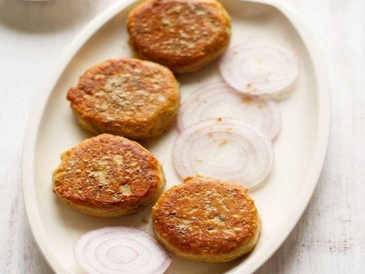 दही कबाब-बता दें कि पनीर कबाब बनाने के लिए दही, पनीर, प्याज, अदरक और काली मिर्च का यूज किया जाता है. इसे बाद में चटनी के साथ सर्व किया जाता है. यह बाहर से बेहद क्रिस्पी और अंदर से बिल्कुल नरम है. (PC:Instagram)