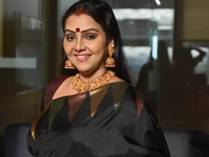snake enters in fathima babu house ஃபாத்திமா பாபு வீட்டில் புகுந்த பாம்பு... சிதறி ஓடிய முதியவர்கள்!