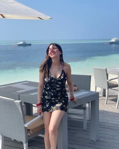 श्रद्धा आर्याने शेअर केले मालदीवमधील फोटो, पती राहुल नागलसह करतेय सुट्टी एंजॉय