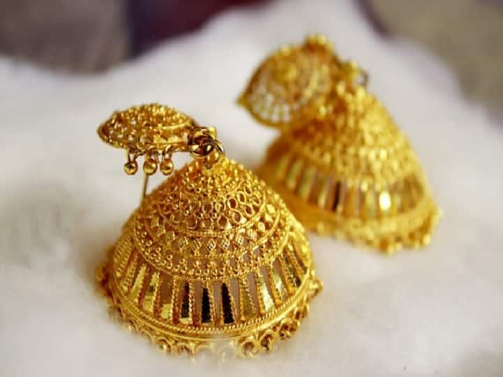 Gold Silver Price Today 29 December 2021 know rates in your city Telangana Hyderabad Andhra Pradesh Amaravati Gold-Silver Price: గుడ్‌న్యూస్! రూ.100 తగ్గిన బంగారం ధర.. వెండి మాత్రం పైపైకి.. తాజా రేట్లు ఇవీ..