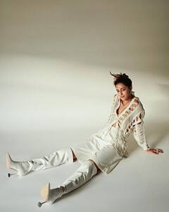 Ananya Pandey Latest Photos: व्हाइट बूट और शॉर्ट्स के साथ अनन्या ने पहनी जालीदार जैकेट, स्टाइल देख हैरान हुए फैंस