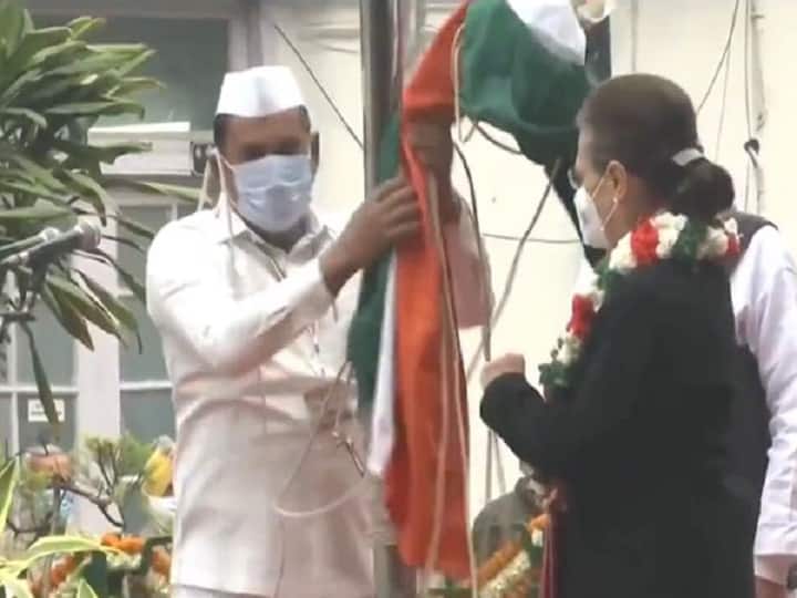 Congress Foundation Day 2021: Congress flag falls off while hoisted by party interim president Sonia Gandhi- Watch Video Watch Video: காங்., நிறுவிய தினம்: ஏற்றும் போது அவிழ்ந்து... சோனியா கையில் விழுந்த கொடி!