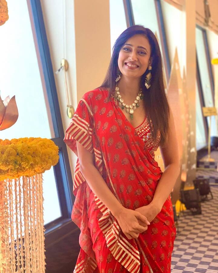 श्वेता तिवारी (Shweta Tiwari): श्वेता तिवारी टीवी की जानी मानी एक्ट्रेस हैं जिनकी खूबसूरती और स्टाइल के चर्चे खूब होते हैं. इनकी पहली शादी राजा चौधरी से हुई थी जो सफल नहीं रही उनसे तलाक के बाद उन्होंने अभिनव कोहली से ब्याह रचाया था लेकिन बदकिस्मती से वो शादी भी ज्यादा दिन नहीं टिकी.