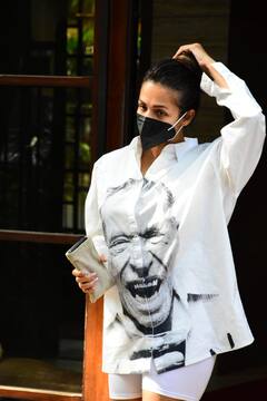 Malaika Arora Latest Look: ओवरसाइज शर्ट लुक में घर से बाहर निकली मलाइका अरोड़ा, नेटिजंस ट्राउजर्स के कर रहे हैं चर्चे
