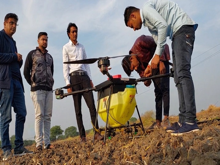 Jabalpur Drone Engineer News: जबलपुर के युवा इंजीनियर का कमाल, अब ड्रोन से खेतों में बुआई करेंगे किसान