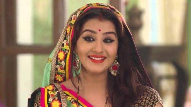 इसके बाद भाबी जी घर पर हैं में अंगूरी भाभी का रोल एक्ट्रेस शिल्पा शिंदे (Shilpa Shinde) ने निभाया था. मीडिया रिपोर्ट्स की मानें तो शिल्पा का नाम एक्टर आसिफ शेख ने मेकर्स को सुझाया था. हालांकि, मेकर्स से हुए एक झगड़े के बाद शिल्पा ने यह शो छोड़ दिया था जिसके बाद एक्ट्रेस शुभांगी अत्रे को अंगूरी भाभी का रोल मिला था.