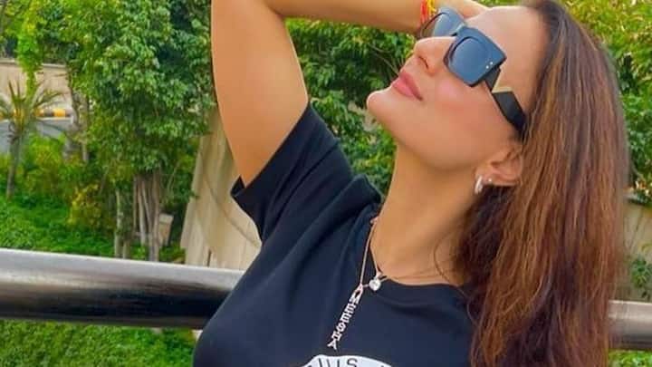 বিক্রম ভট্টের পরিচালনায় ‘আনকহি’ ছবিতে অভিনয় করেন আমিশা। বিবাহিত বিক্রম সুস্মিতা সেনের সঙ্গে সম্পর্কে জড়িয়েছিলেন। সেই নিয়েই ছবির গল্প। এষা দেওল এবং আফতাব শিবদাসানির সঙ্গে সেই ছবিতে একমাত্র আমিশাই নজর কাড়েন।