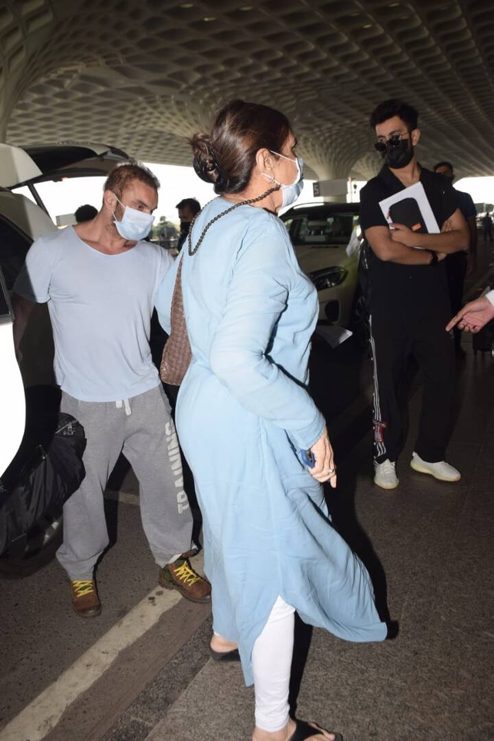 Salman Khan Family: मंगलवार को सलमान खान का परिवार भी एयरपोर्ट पर स्पॉट किया गया. सोहेल खान, अर्पिता खान बच्चों के साथ, आयुष शर्मा और सलमा खान भी एयरपोर्ट पर दिखीं. जिससे लग रहा है कि सभी वेकेशन पर निकले हैं.