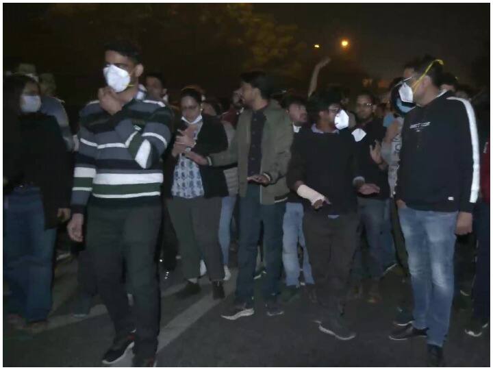 Protesting resident doctors-police clash over delay in NEET-PG counseling, medical services stalled in major hospitals of Delhi NEET-PG काउंसलिंग में देरी पर प्रदर्शनकारी रेजिडेंट डॉक्टरों-पुलिस के बीच झड़प, दिल्ली के प्रमुख अस्पतालों की मेडिकल सेवाओं पर पड़ा असर