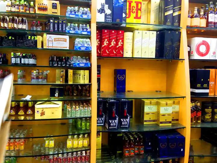 The Excise Department has given special permission for the sale of liquor in hotels in Pondicherry ahead of the English New Year புத்தாண்டு: விடுதிகளில் மது விற்பனைக்கு கலால் துறை சிறப்பு அனுமதி!