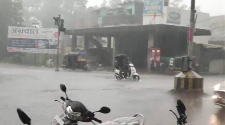 अकोल्यात मंगळवारी दुपारी दोनच्या सुमारास गारपिटीसह जोरदार पाऊस झाला आहे. या पावसासोबतच ग्रामीण भागातही अनेक ठिकाणी गारपिट देखील झाली.