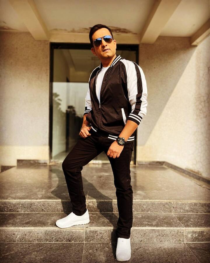 प्रसादने नुकतेच त्याचे काही खास फोटो सोशल मीडियावर शेअर केलेत, ज्यात तो खूपच स्मार्ट दिसतोय. (photo: oakprasad/ig)