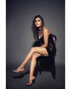 Shalini Pandey Photos: డ్రెస్సా.. ప్లాస్టిక్ కవరా.. నీకైనా క్లారిటీ ఉందా..