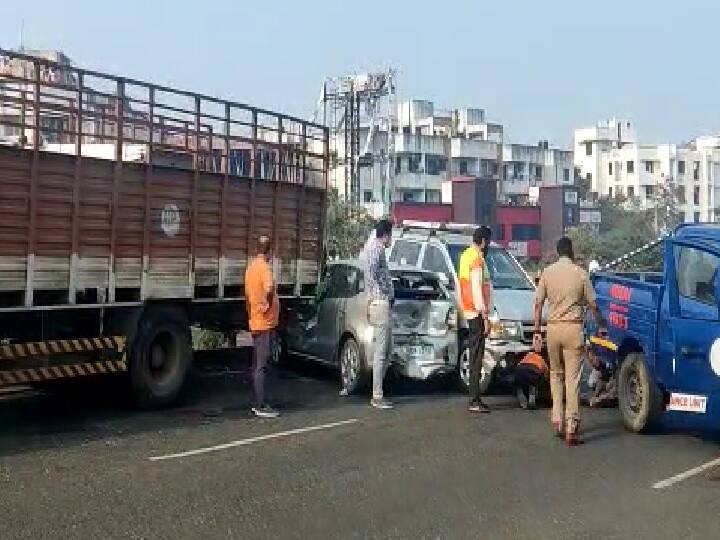 accident in pune Terrible accident due to running out of diesel in truck Accident in Pune :  डिझेल संपलेल्या ट्रकचा ब्रेक फेल झाल्याने भीषण अपघात; तीन जण ठार