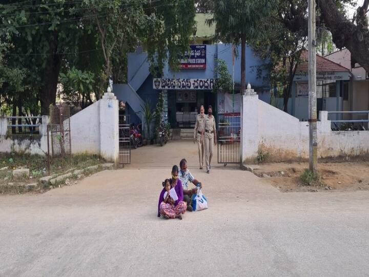 Chittoor Chandragiri family protest in front of police station on land grab Chandragiri: మా భూమిని కబ్జా చేశారు... పసిబిడ్డతో పోలీసు స్టేషన్ ముందు భార్యభర్తల నిరసన...