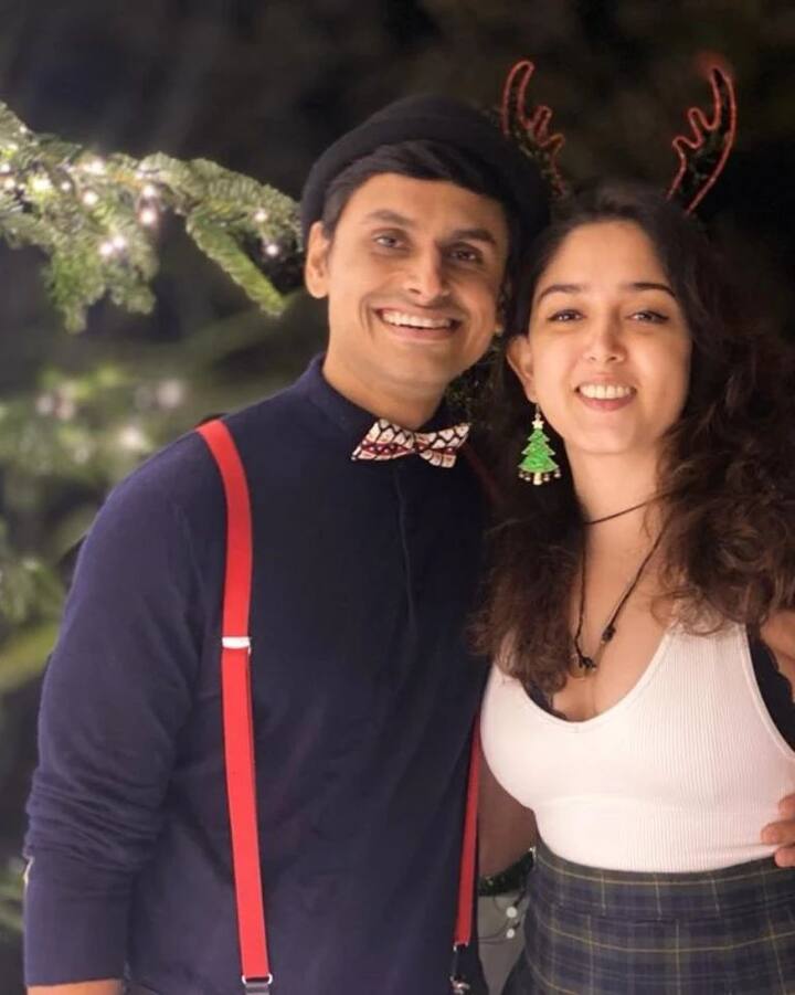 नुपूर और इरा एक-दूसरे को पिछले साल से डेट कर रहे हैं. दोनों पिछले साल लॉकडाउन में करीब आए थे. नुपूर इरा के फिटनेस ट्रेनर हैं. इरा अक्सर नुपूर के साथ रोमांटिक तस्वीरें सोशल मीडिया पर शेयर करती रहती हैं.
