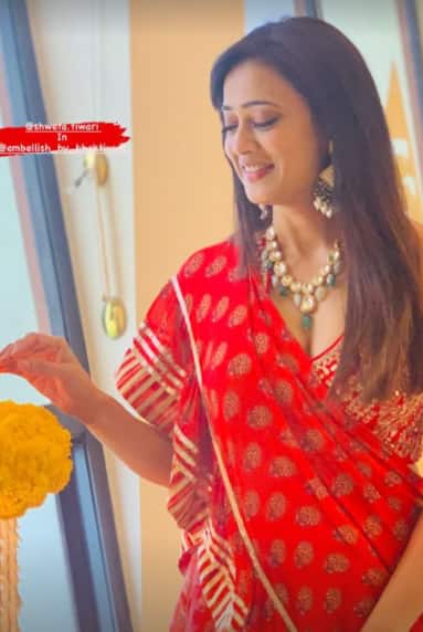 Popular TV actress Shweta Tiwari looks stunningly gorgeous as she was all decked up for a wedding in a bright red and gold ruffle saree.